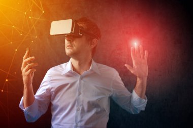 İşadamı Vr gözlük kulaklık ile