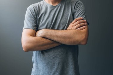 Silah ile rahat yetişkin adam çarpı işareti, beden dili