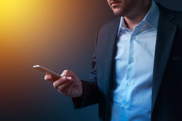 Man in pak van elegante business met smartphone — Stockfoto