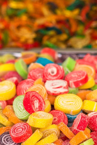 Красочная куча сахарных конфет на уличном рынке — стоковое фото