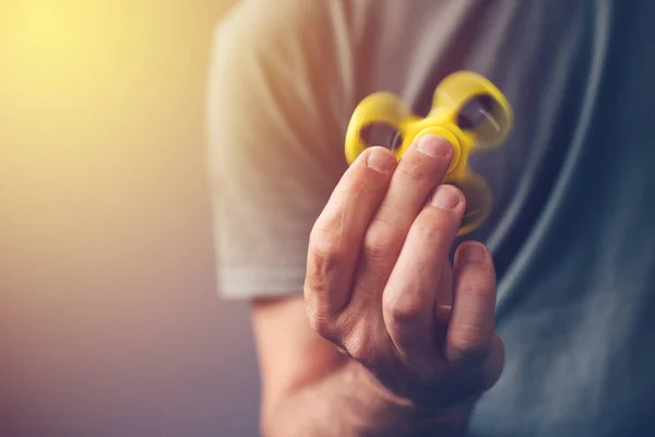 Homem brincando com fidget spinner — Fotografia de Stock