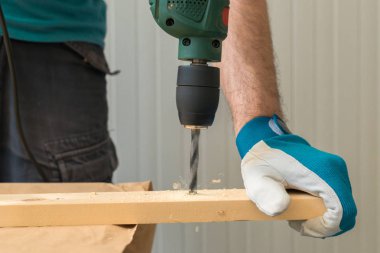Elektrikli matkap kullanarak marangoz el işleri ustası