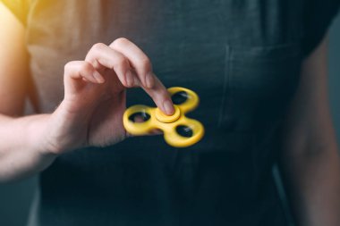 Topluca spinner ile oynayan kadın