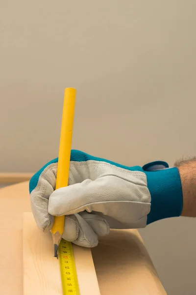 Tischler mit Bleistift, um die Planke zu markieren — Stockfoto