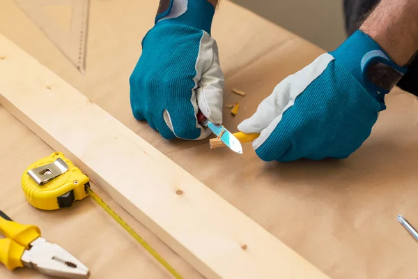 Tischler schärft Bleistift mit Taschenmesser — Stockfoto