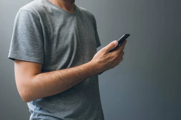 Mann hält Smartphone in der Hand — Stockfoto