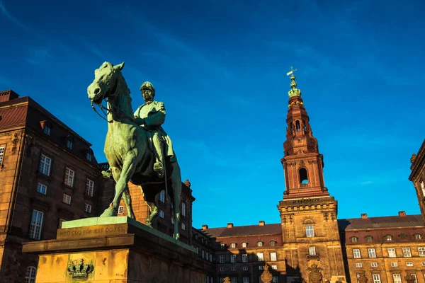 Ruiterstandbeeld van koning Christian de 9e Kopenhagen Denemarken — Stockfoto