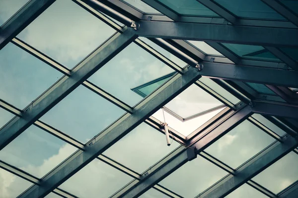 Techo tragaluz de vidrio con ventana abierta — Foto de Stock