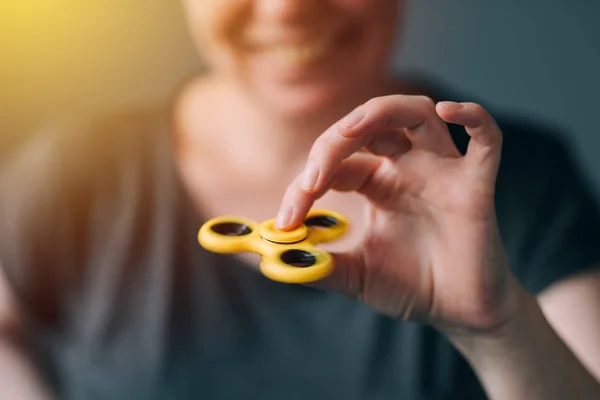 Mujer jugando con fidget spinner — Foto de Stock