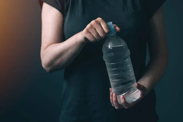 女人用新鲜的饮用水瓶 — 图库照片