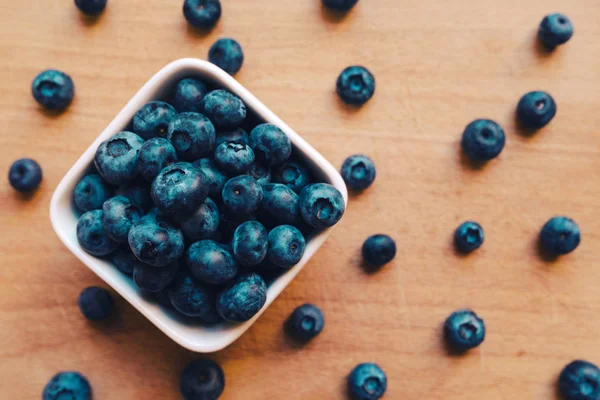 Bleuets frais dans un bol, vue sur le dessus — Photo