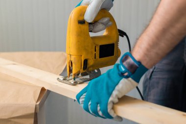 Marangoz el ulağı kullanışlı elektrikli testere kullanarak