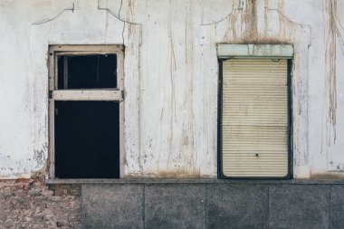 Terk edilmiş evin eski windows