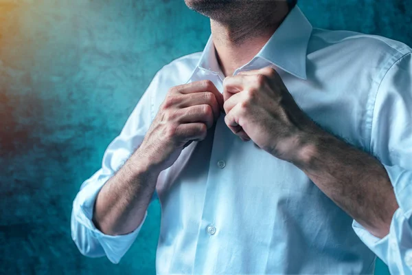 Empresario vistiéndose para la entrevista de trabajo — Foto de Stock