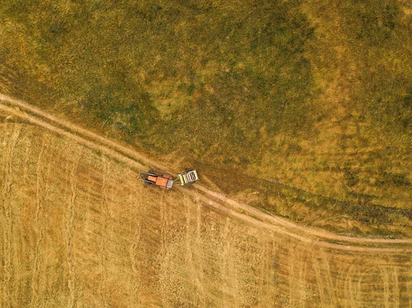 Saman balya yapma traktörün havadan görünümü alanına rulo — Stok fotoğraf