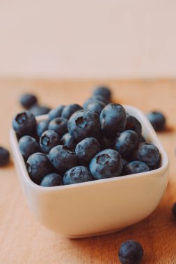 Yaban mersini beyaz seramik kase