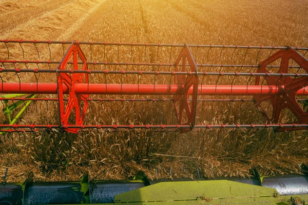 Combine colheitadeira giratória carretel de pontos de vista dos agricultores — Fotografia de Stock