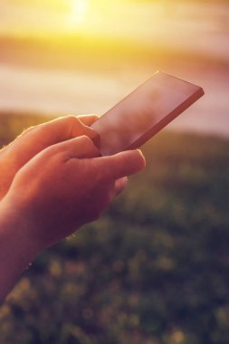 Cep telefonunda mesaj yazarak el yakın çekim