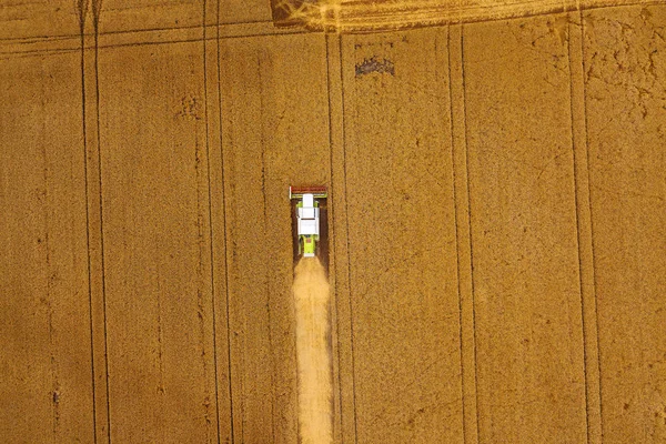 Vista aerea della mietitrice mietitrice grano — Foto Stock