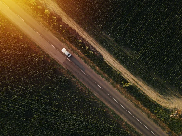 Vue aérienne de la voiture solitaire sur la route — Photo