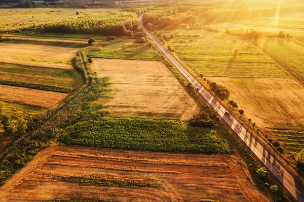 Hermosa vista aérea del campo y los campos en la puesta del sol — Foto de Stock