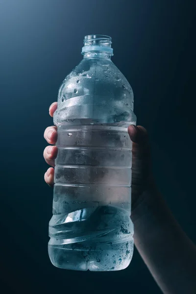 Vrouwelijke hand met flesje vers water — Stockfoto