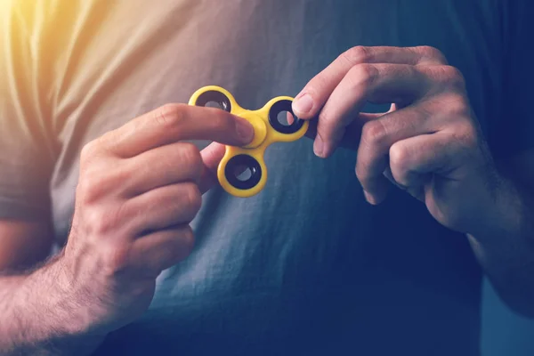 Spinner fidget amarelo na mão masculina — Fotografia de Stock