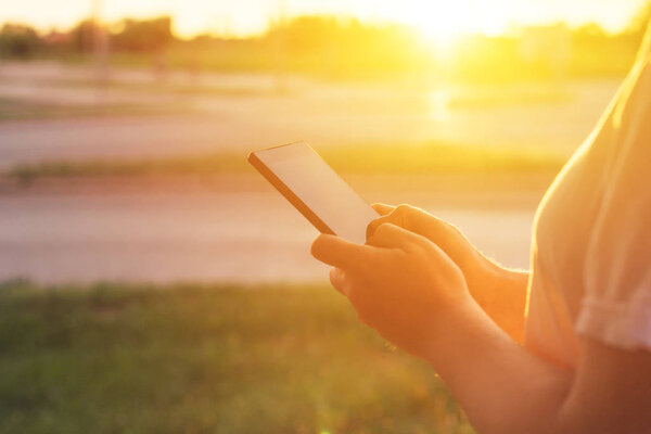 Использование мобильного телефона на улице утром
