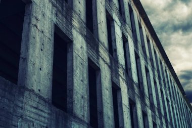 Bitmemiş terk edilmiş beton yapı cephe