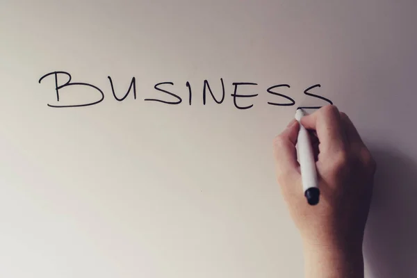 Geschäftsfrau schreibt Word Business auf Whiteboard — Stockfoto