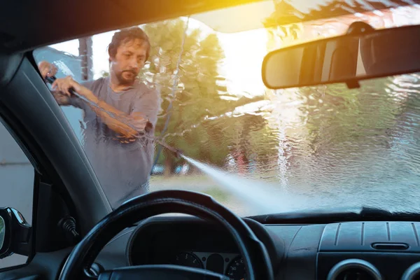 Man wassen auto in Autowassen self service station — Stockfoto