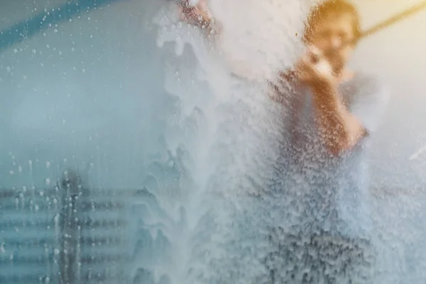 Homme lavage de voiture en libre-service station de lavage de voiture — Photo