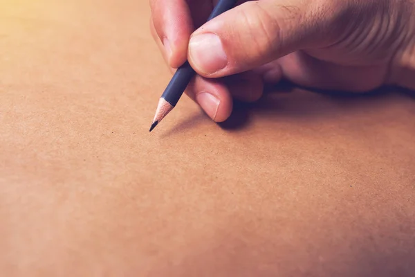 Illustratore maschile e disegnatore di schizzi con matita — Foto Stock