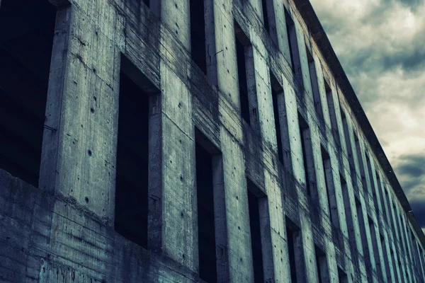 Unfinished abandoned concrete building facade — Stock Photo, Image