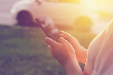 Kadın taksi çağırmak için cep telefonu app kullanma
