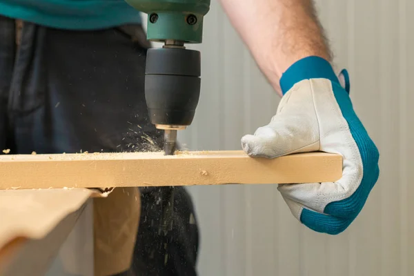 Menuisier bricoleur à l'aide d'une perceuse électrique — Photo