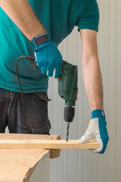 Tischler Handwerker mit Elektrobohrmaschine — Stockfoto