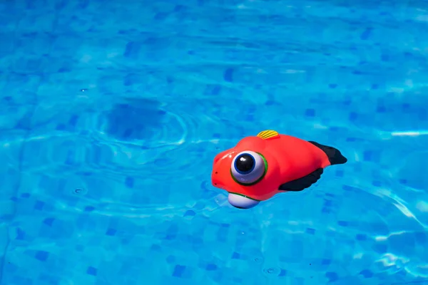 Genel kauçuk balık oyuncak yüzme havuzunda — Stok fotoğraf