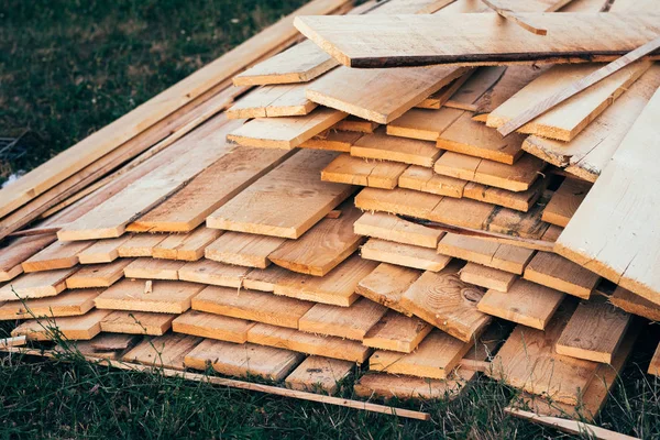 Hromada dřevěných prken — Stock fotografie
