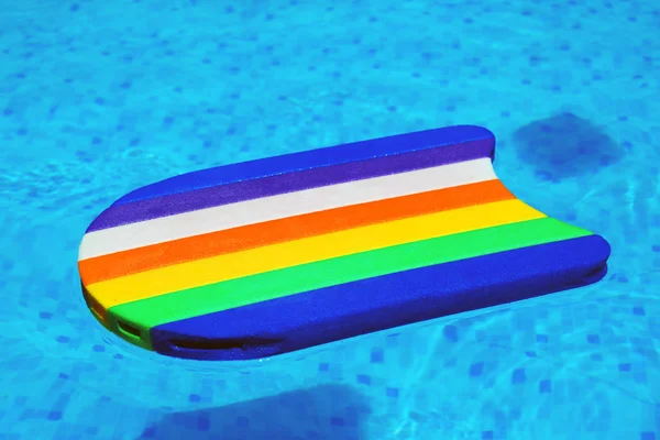 Gökkuşağı desen strafor yüzme p içinde yüzen anakart kurulu — Stok fotoğraf