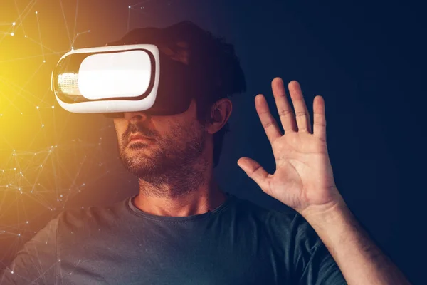 Lässiger erwachsener Mann mit Virtual Reality vr Headset — Stockfoto