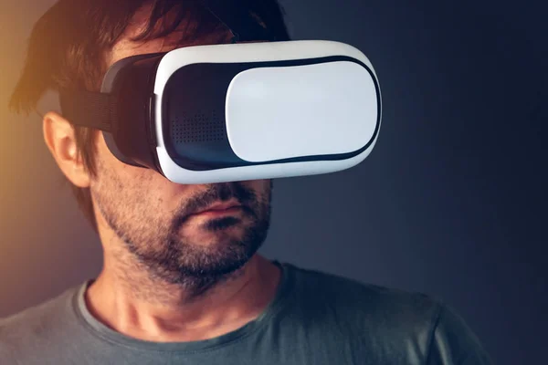 Příležitostné dospělý muž s virtuální realita Vr headset — Stock fotografie
