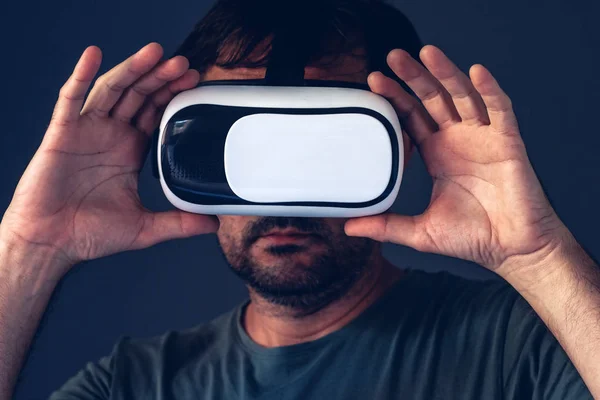 Homem adulto casual com fone de ouvido de realidade virtual VR — Fotografia de Stock