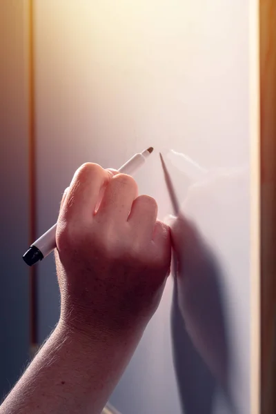 Skola lärare skriver på klassrummet whiteboard — Stockfoto