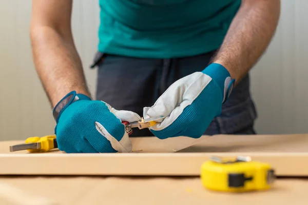 Kalem çakı ile netlik tamirci marangoz — Stok fotoğraf