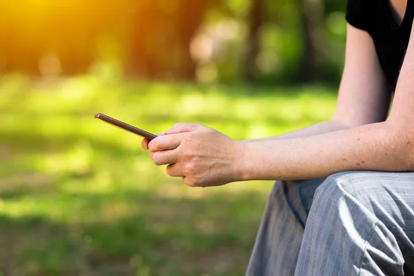 Mujer mensajes de texto en el teléfono móvil — Foto de Stock