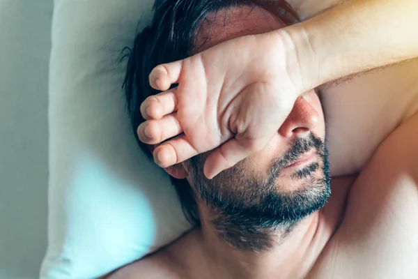 朝うつ病とベッドで男と中年の危機 — ストック写真