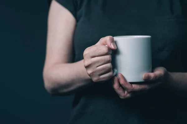 Frau trinkt Morgenkaffee — Stockfoto