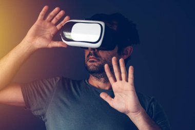 Sanal gerçeklik Vr kulaklık ile rahat yetişkin adam