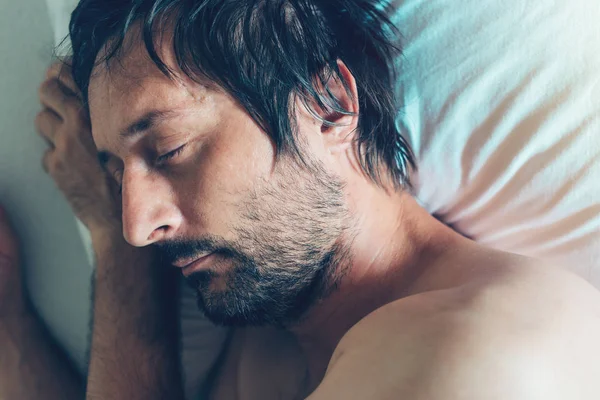 Erwachsener Kaukasier schläft im Bett — Stockfoto